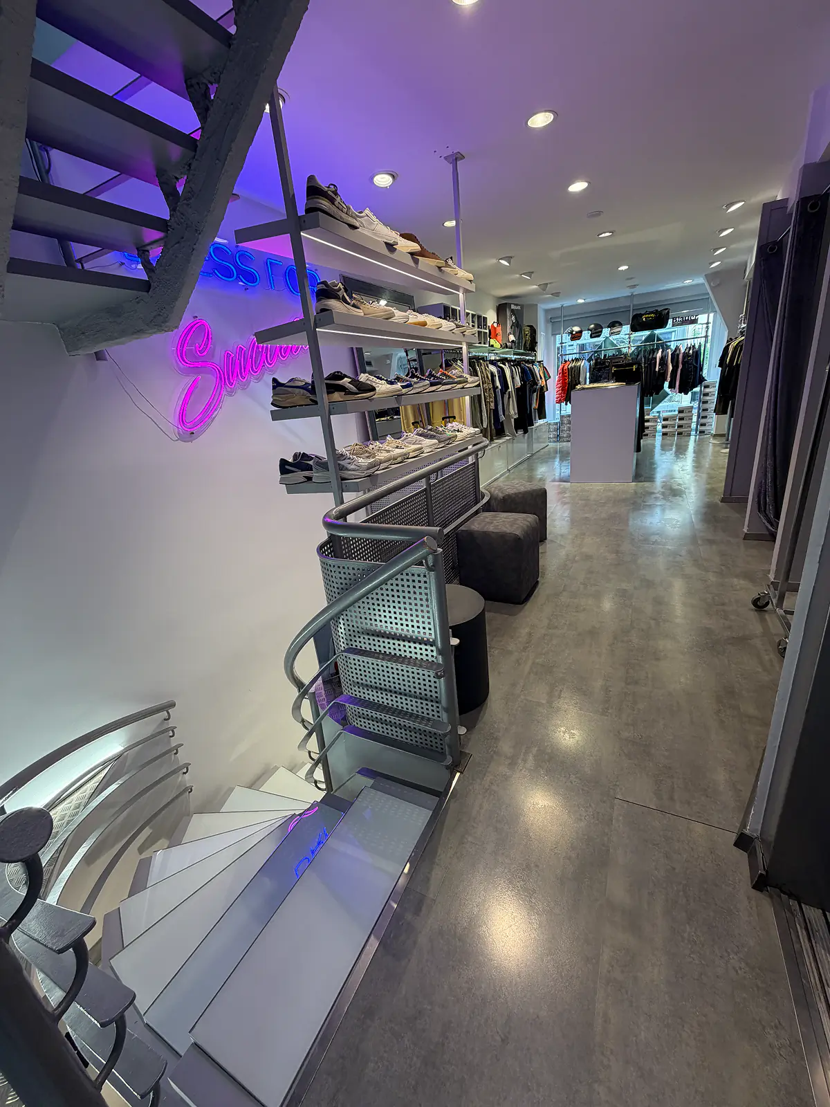Interior de la tienda Exit BCN en Granollers 7